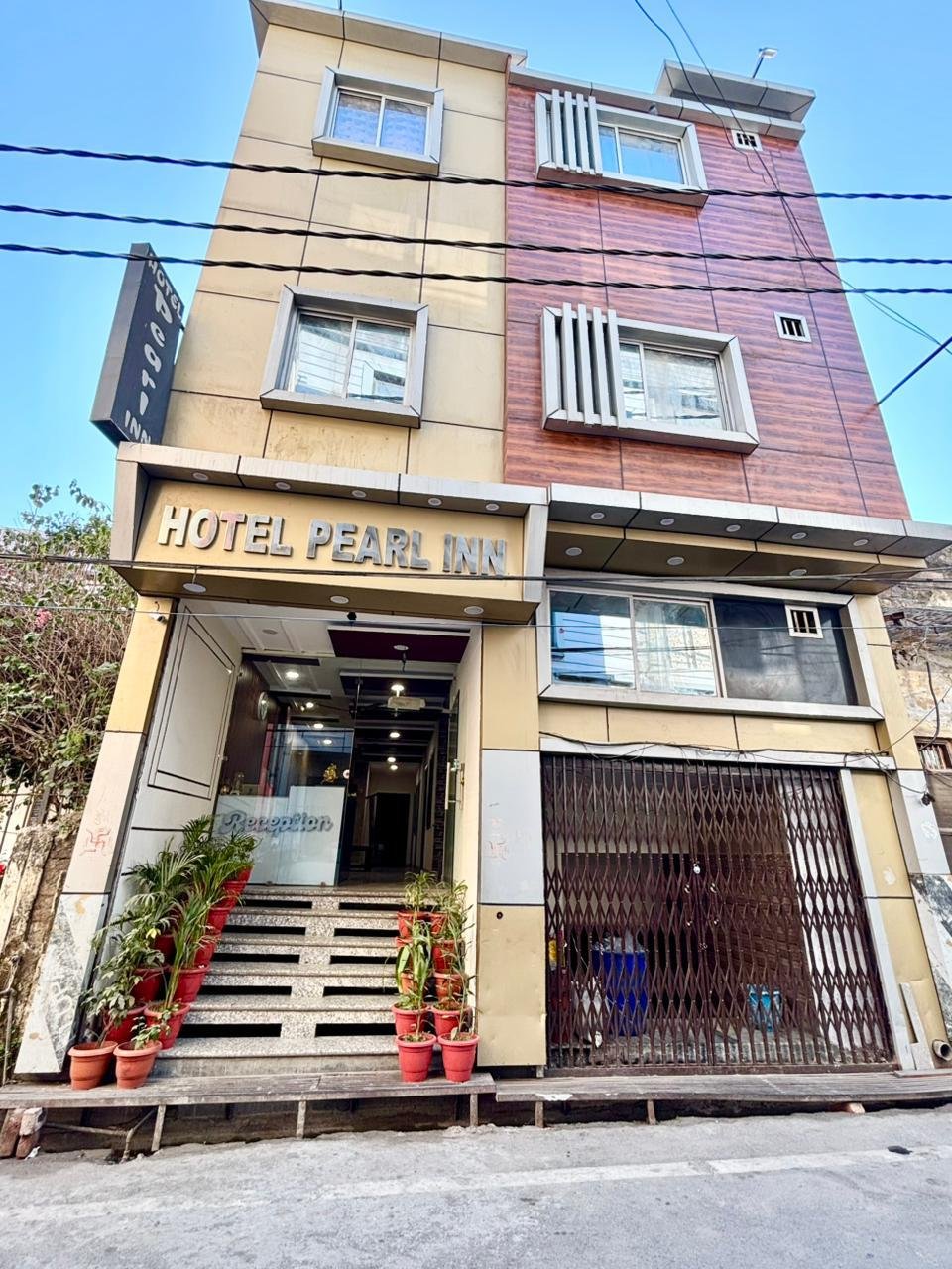 Hotel Pearl Inn 0
