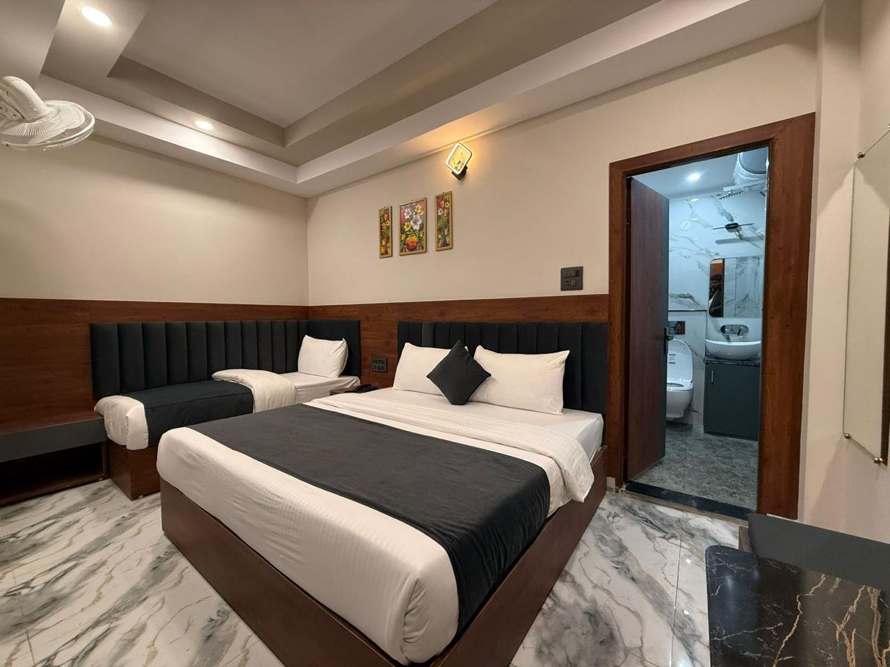 Hotel Rishabh Ganga 1